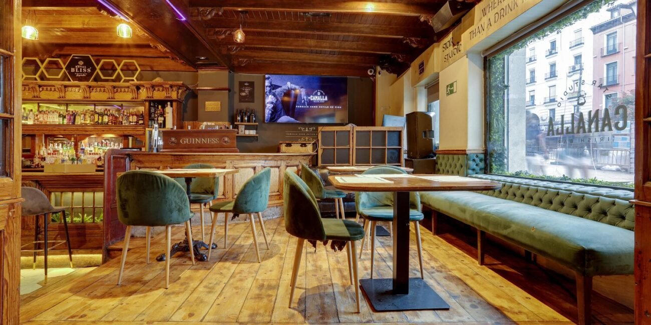 Vista general del interior acogedor y decoración tradicional de El Canalla, bar para celebrar cumpleaños en Madrid