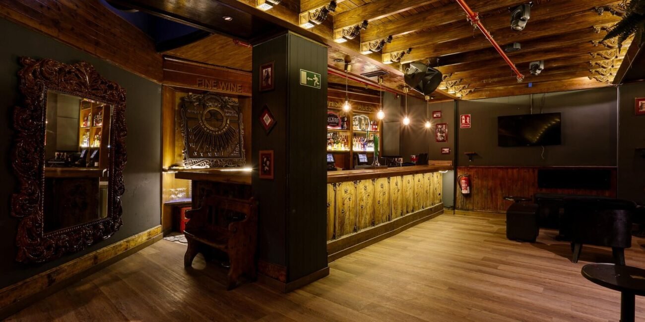 Plano general del interior, barra y la iluminación cálida de nuestro bar para celebrar cumpleaños en Madrid